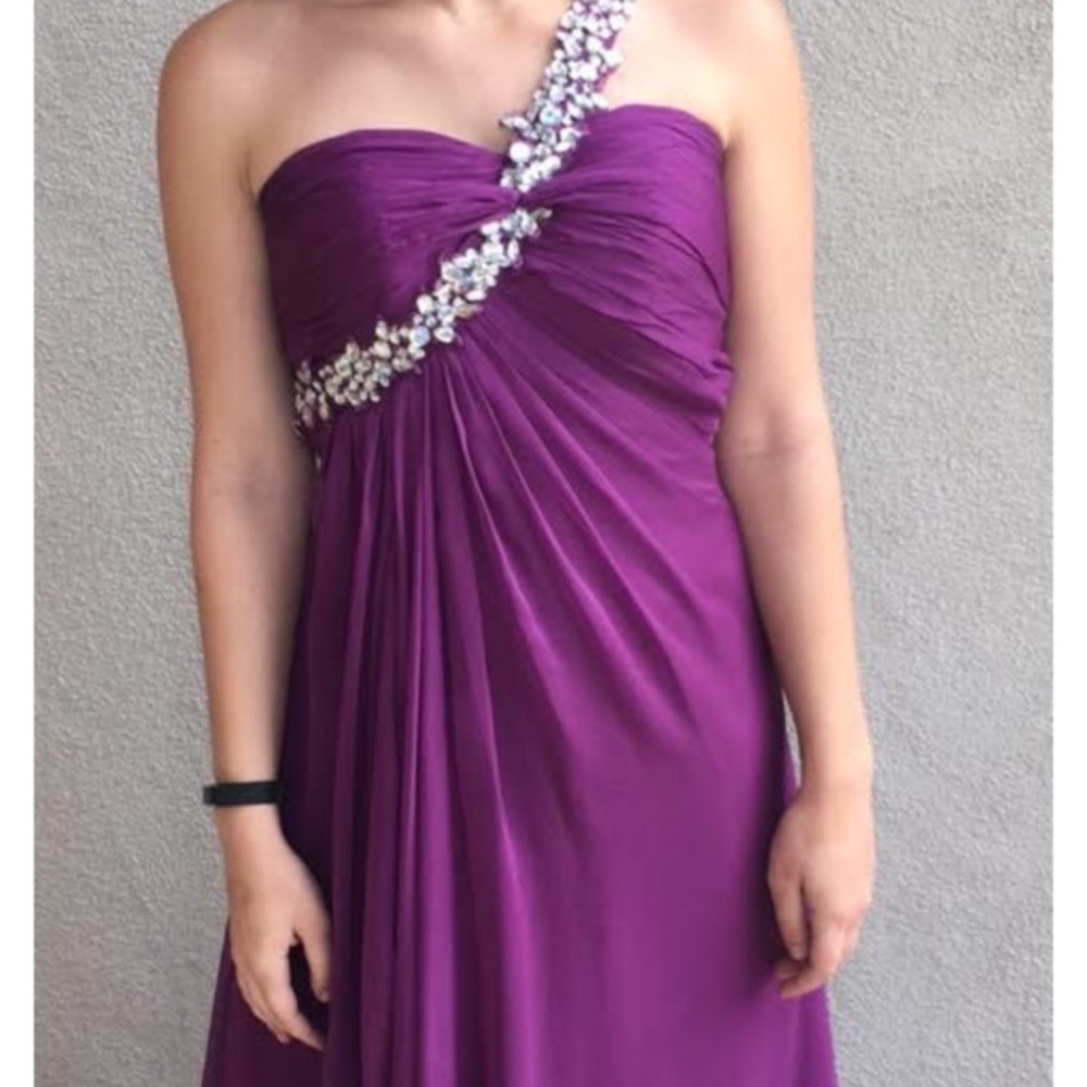Gorgeous purple one shouldered prom dress😍😱