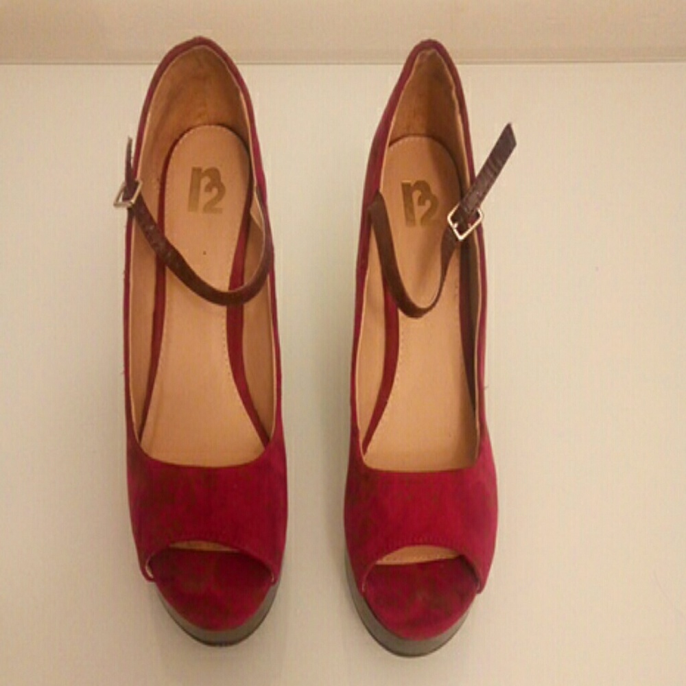 R2 burgundy suede wedges