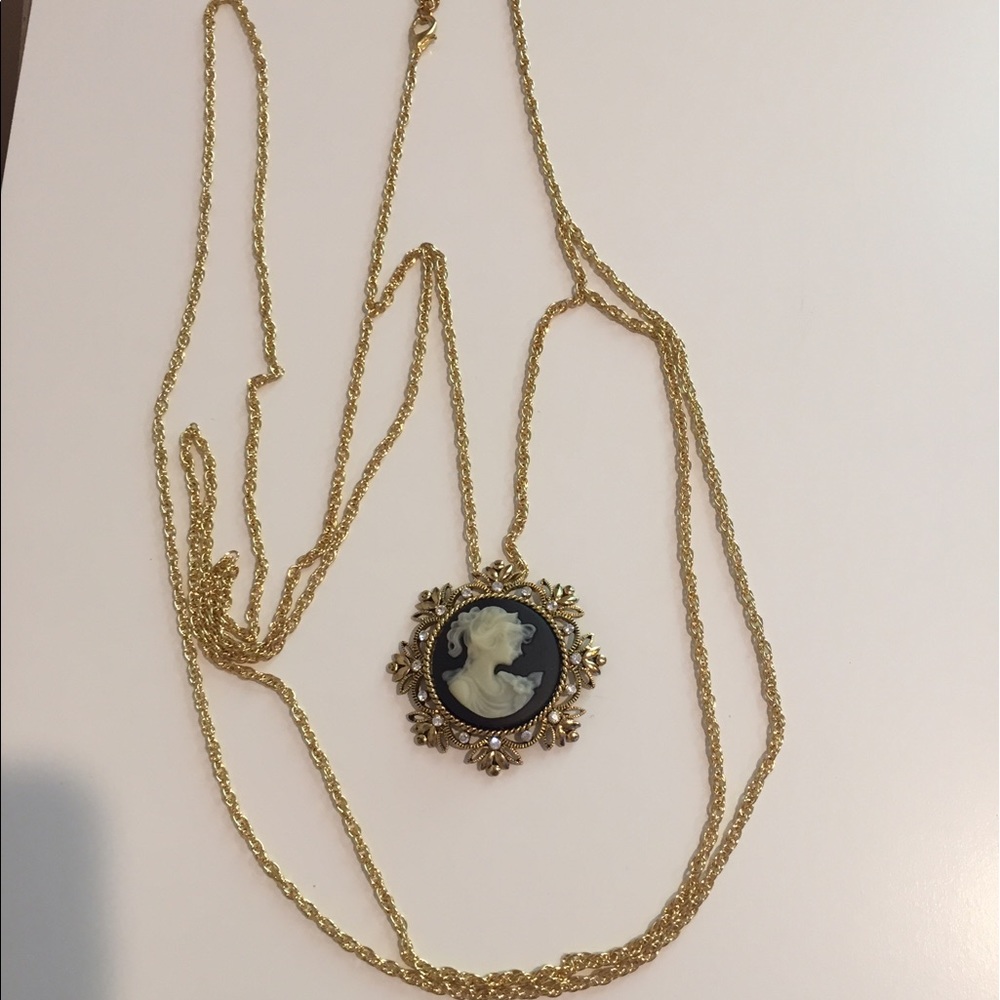 Vintage-Inspired Cameo and 3 Chain Necklace - Picture 4 of 8
