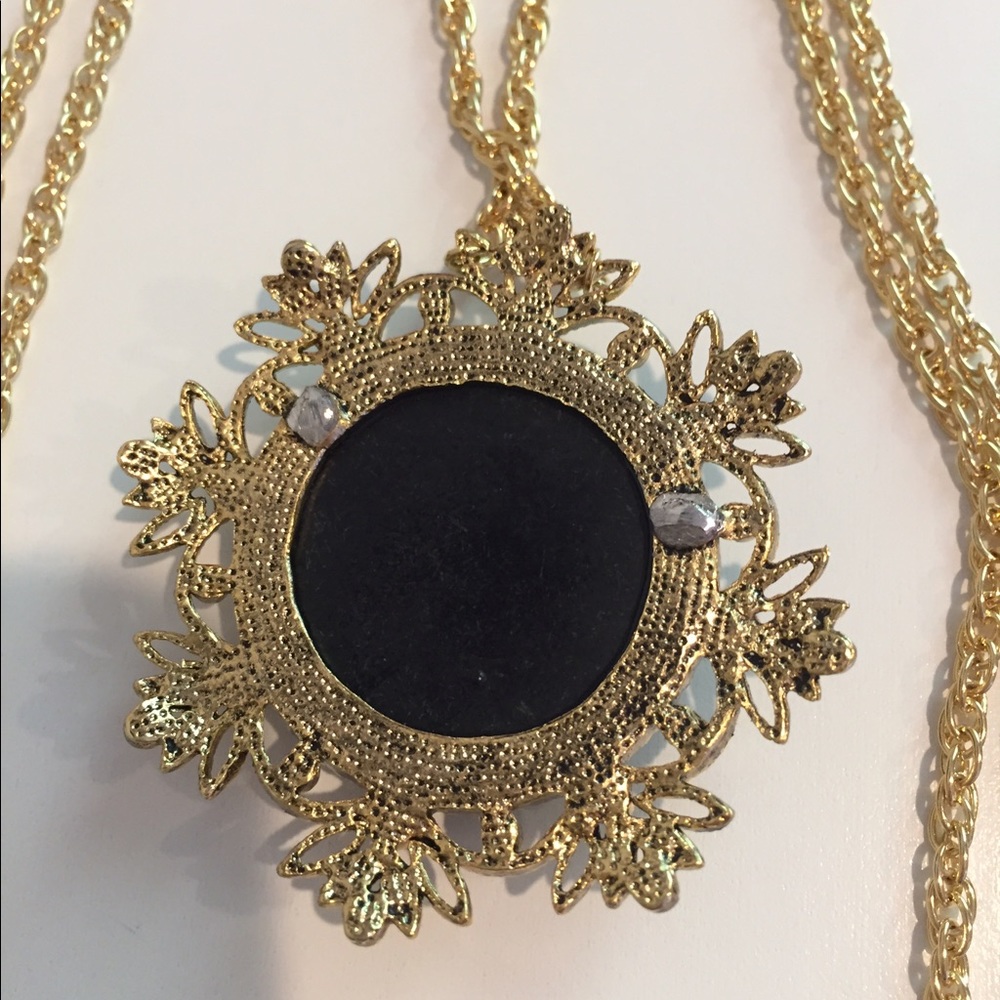 Vintage-Inspired Cameo and 3 Chain Necklace - Picture 7 of 8