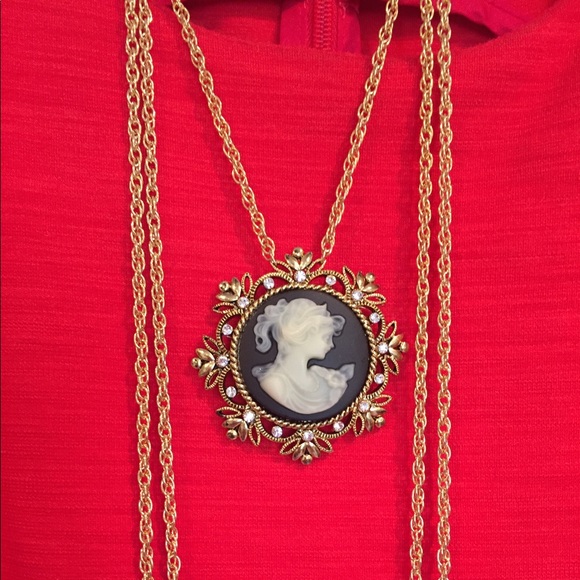 Vintage-Inspired Cameo and 3 Chain Necklace - Picture 3 of 8