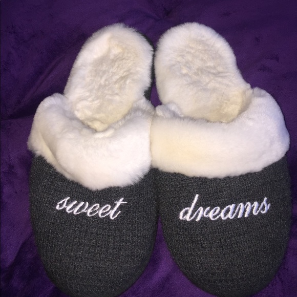 Victoria's Secret Fluffy Slippers in XL - Picture 1 of 3