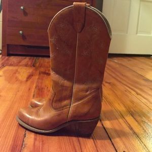 Wolverine tan cowgirl boots in size 7 n