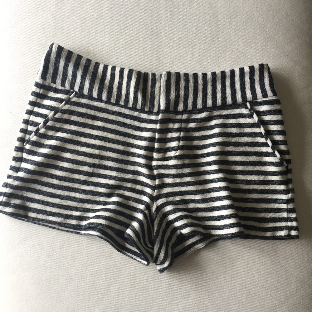 Alice + Olivia White & Navy stripped shorts. S:2