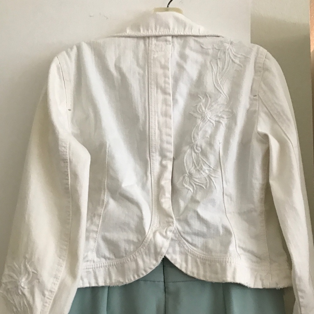WHITE ON WHITE EMBROIDERED JEAN JACKET SIZE MED