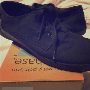 TOMS black canvas laceup shoes