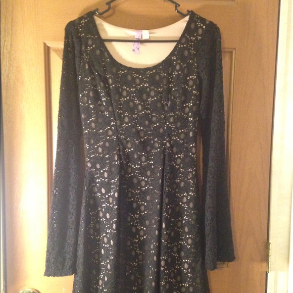 Black lace dress - Picture 3 of 8