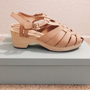 🌻🍒💕 Urban Outfitters Tan Clogs