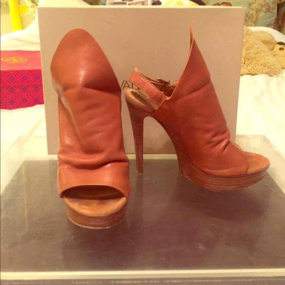 Gregory's Heeled Bootie Pump