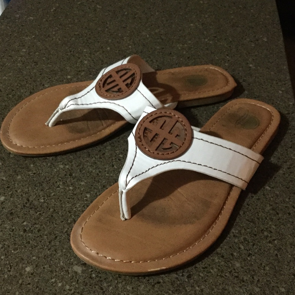 Medallion sandal