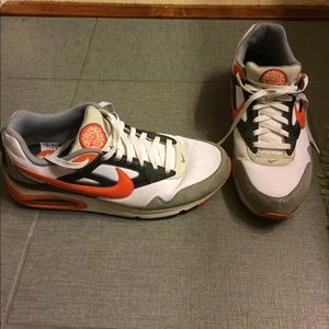 Size 11.5 Nike Air Max orange de leeuw