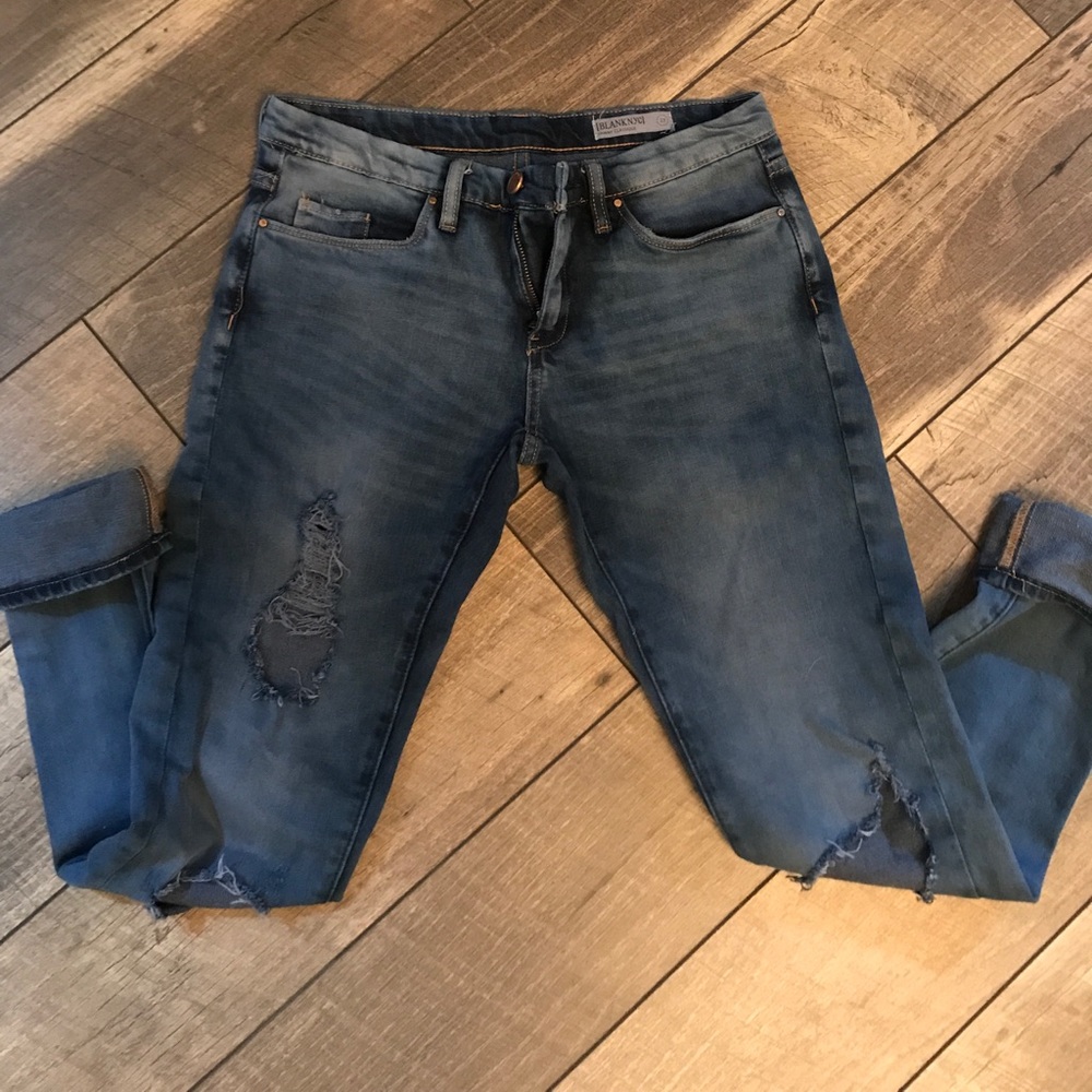 NEW!! Skinny distressed jeans. Size 27.