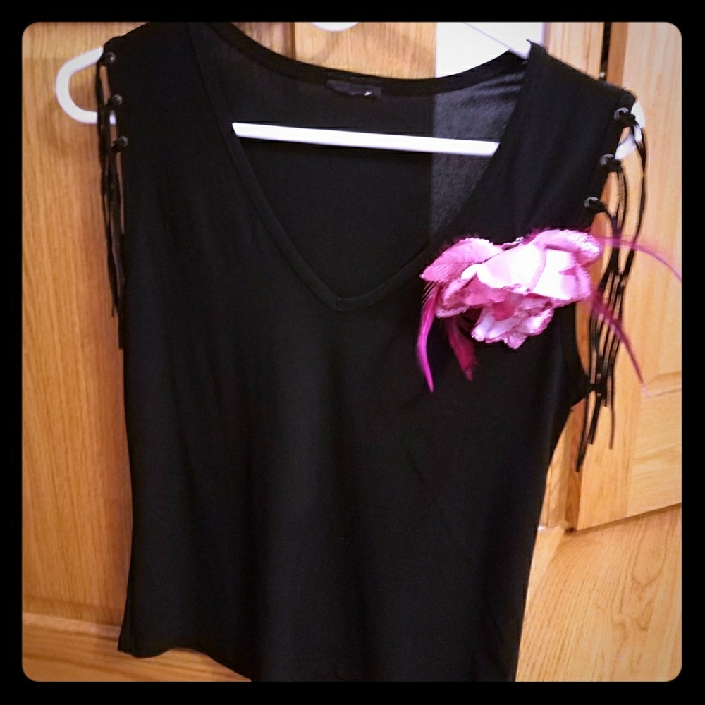 V-neck sleeveless blouse
