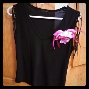 V-neck sleeveless blouse