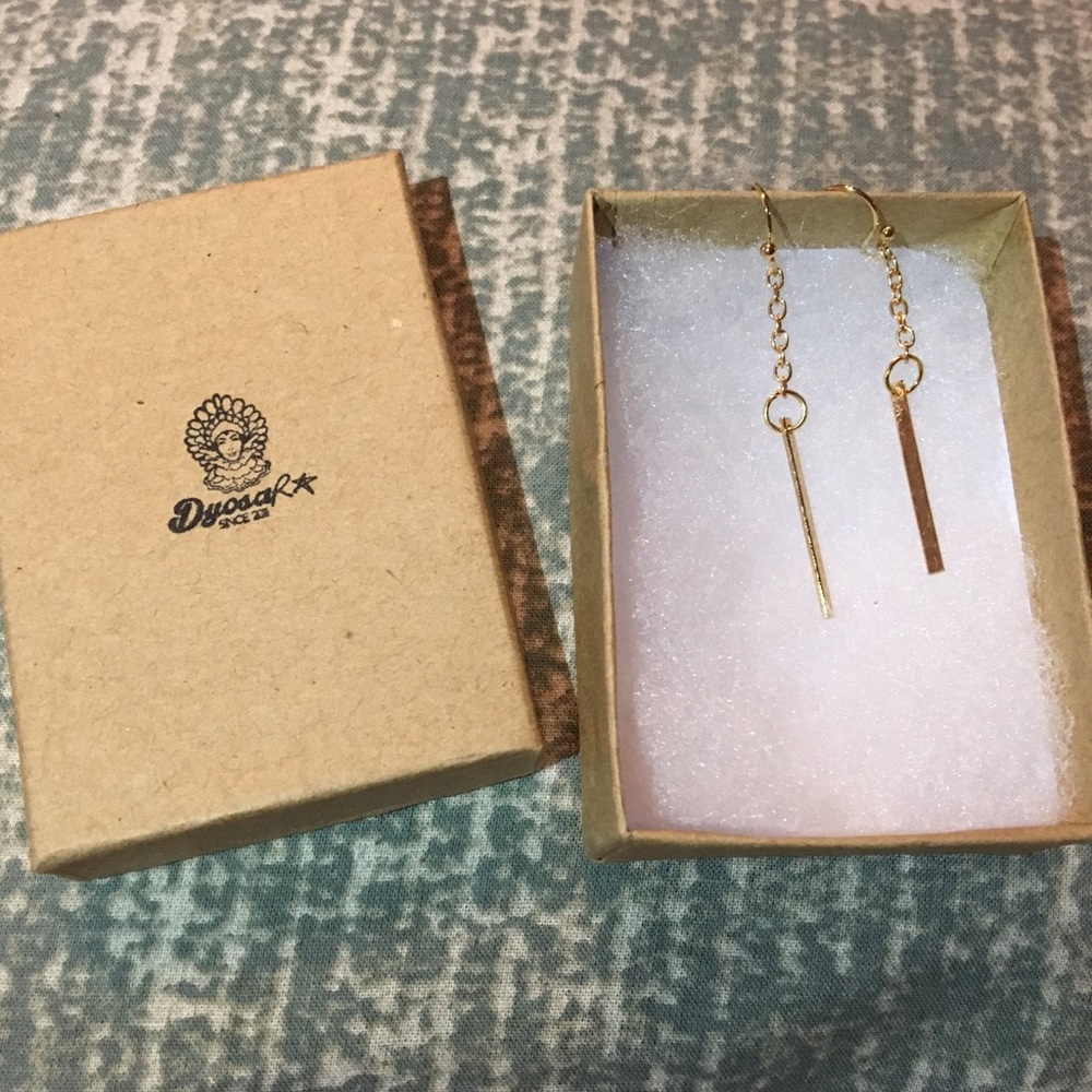 VERTICAL BAR CHAIN GOLD EARRINGS - Picture 5 of 6