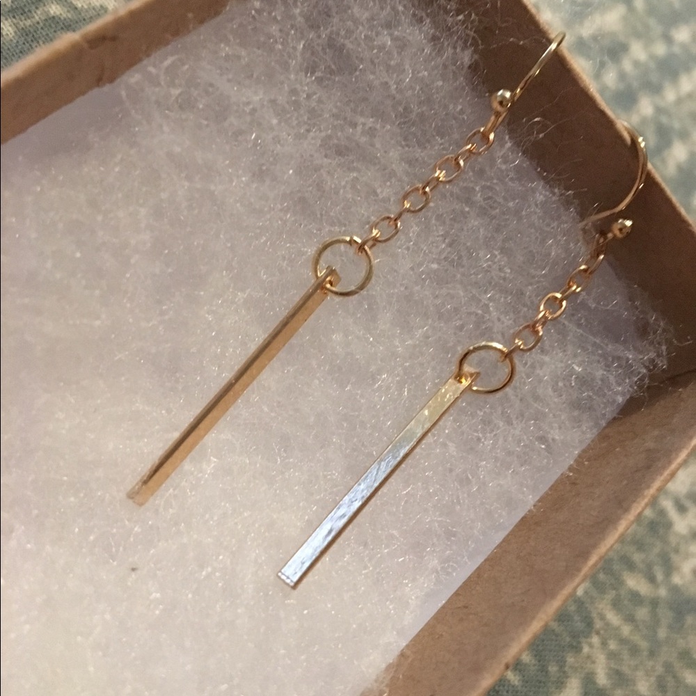 VERTICAL BAR CHAIN GOLD EARRINGS - Picture 6 of 6