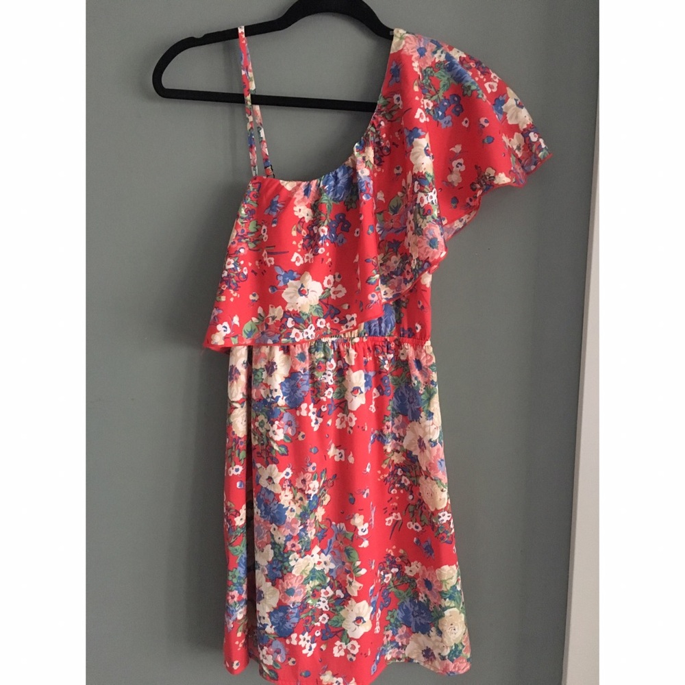 Fun floral pattern sun dress!