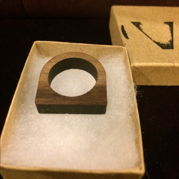 NWOT Wood Laser Cut Ring - Picture 2 of 3