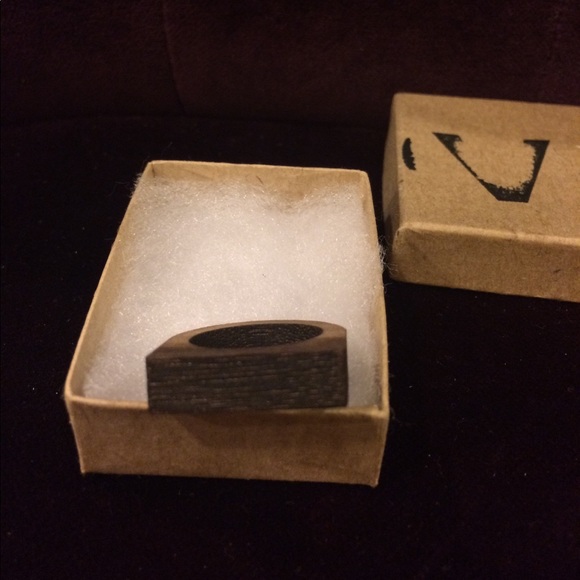 NWOT Wood Laser Cut Ring - Picture 3 of 3