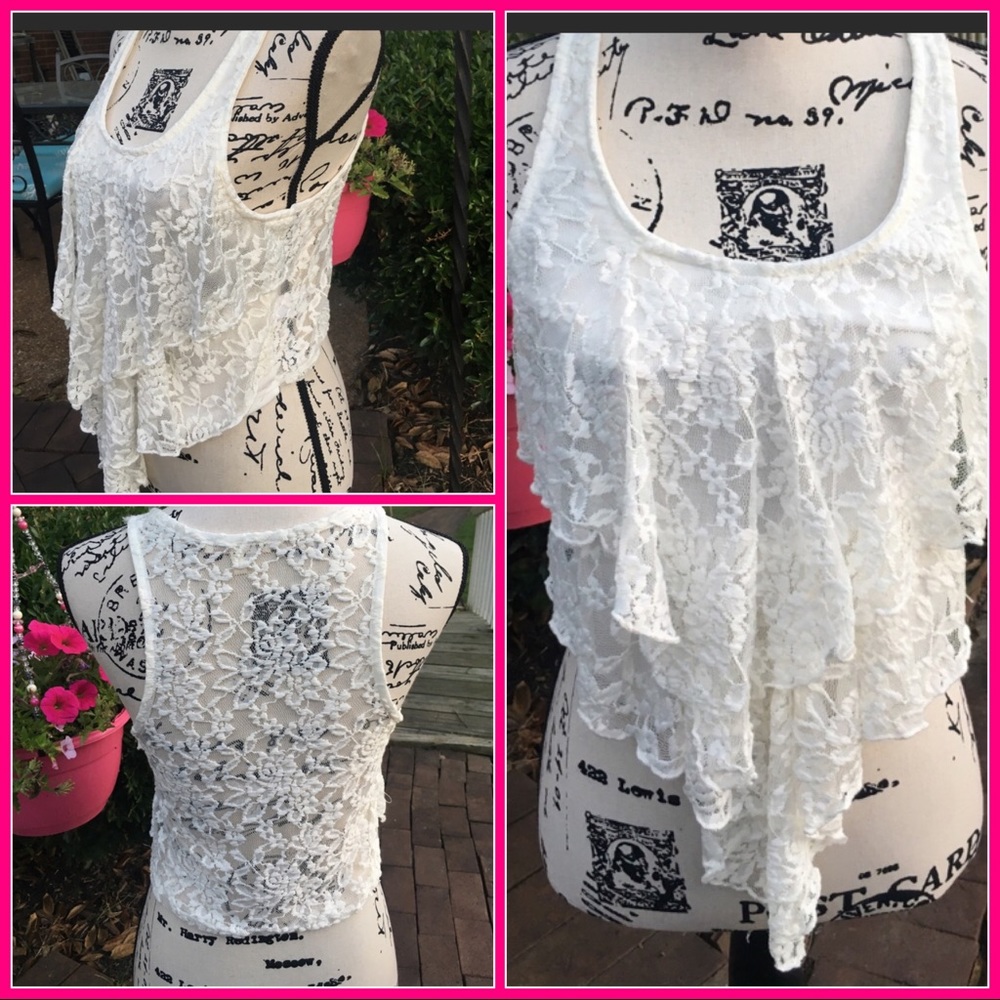 ✖️SOLD✖️White Lace crop top