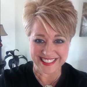 Meet your Posher, Debbie