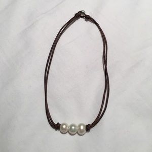 Three pearl leather chocker