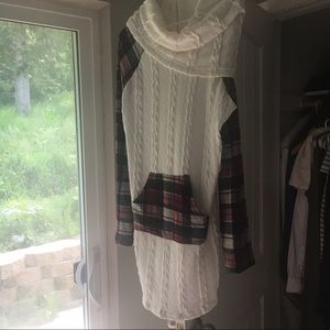 Sweater with plaid sleeves