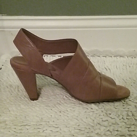 Light Brown Heels! - Picture 4 of 6