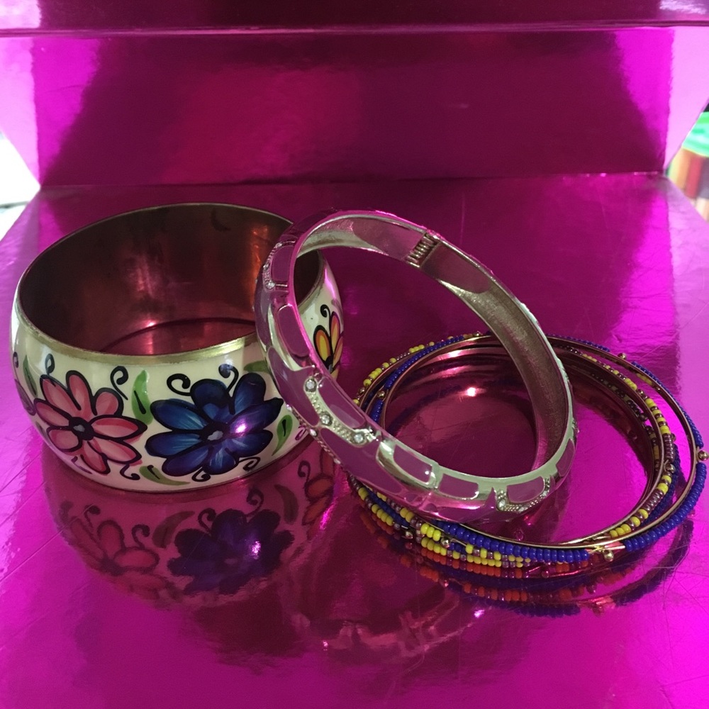 ✨Bangle bundle✨ six bracelets in total.