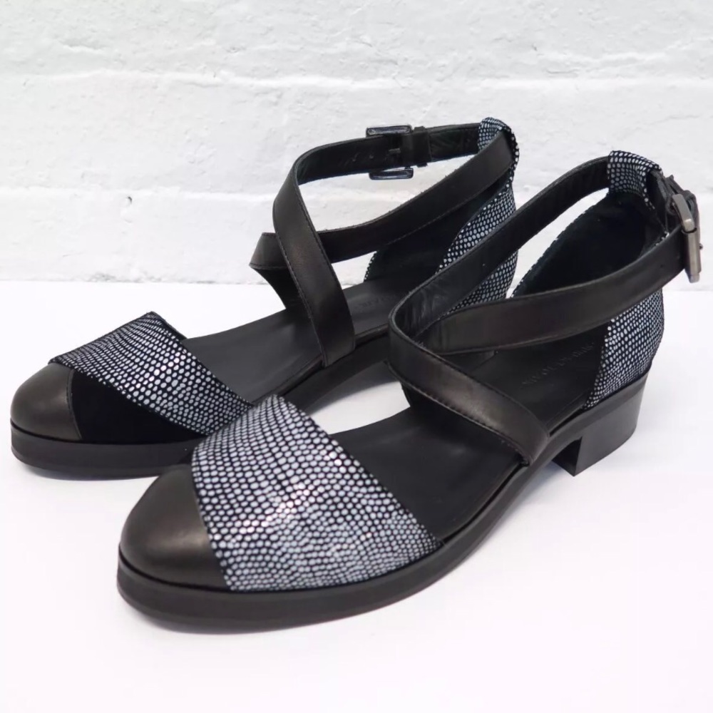 SURFACE TO AIR Flats Sandals
