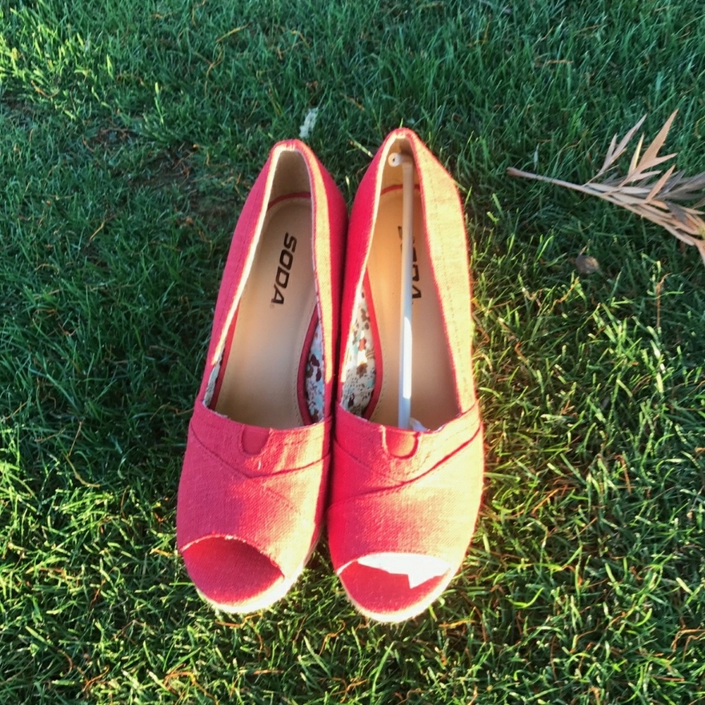 SODA Red Wedges size 7