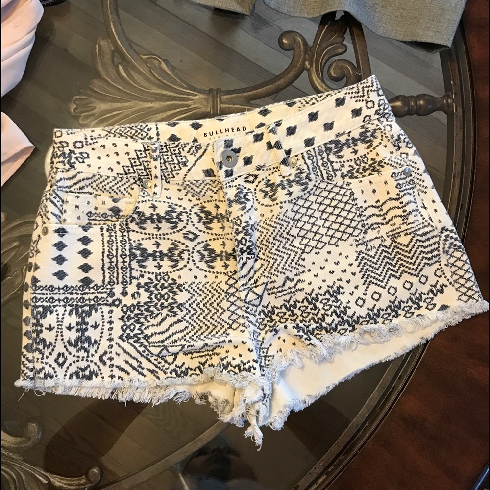 Bullhead white denim shorts size 7