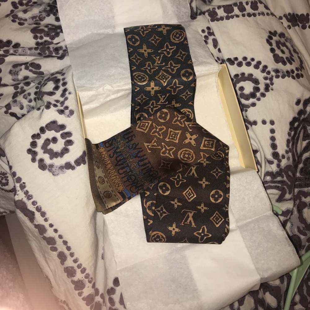 Seriously brand-new never worn LV scarf!