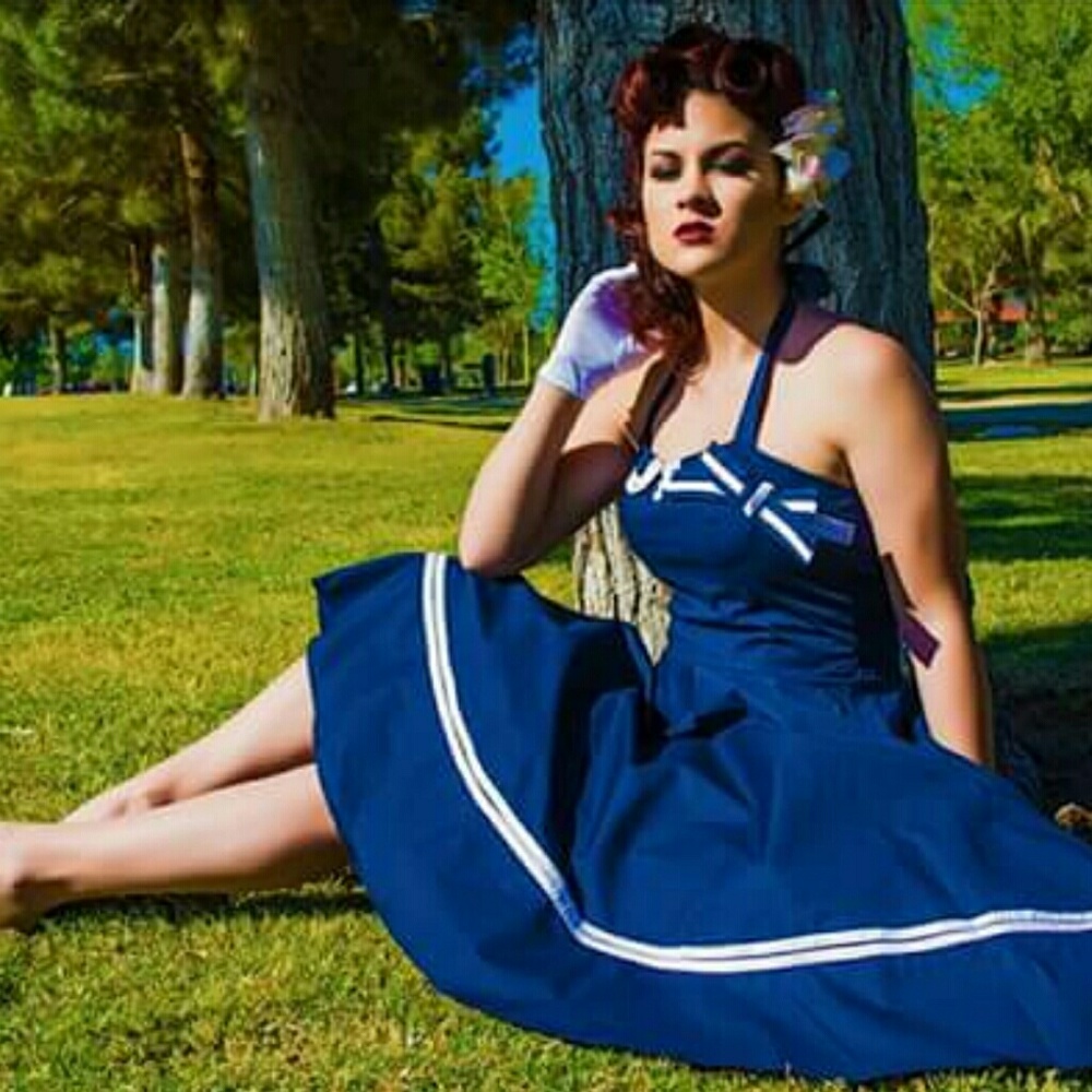 Pin up - Picture 2 of 2