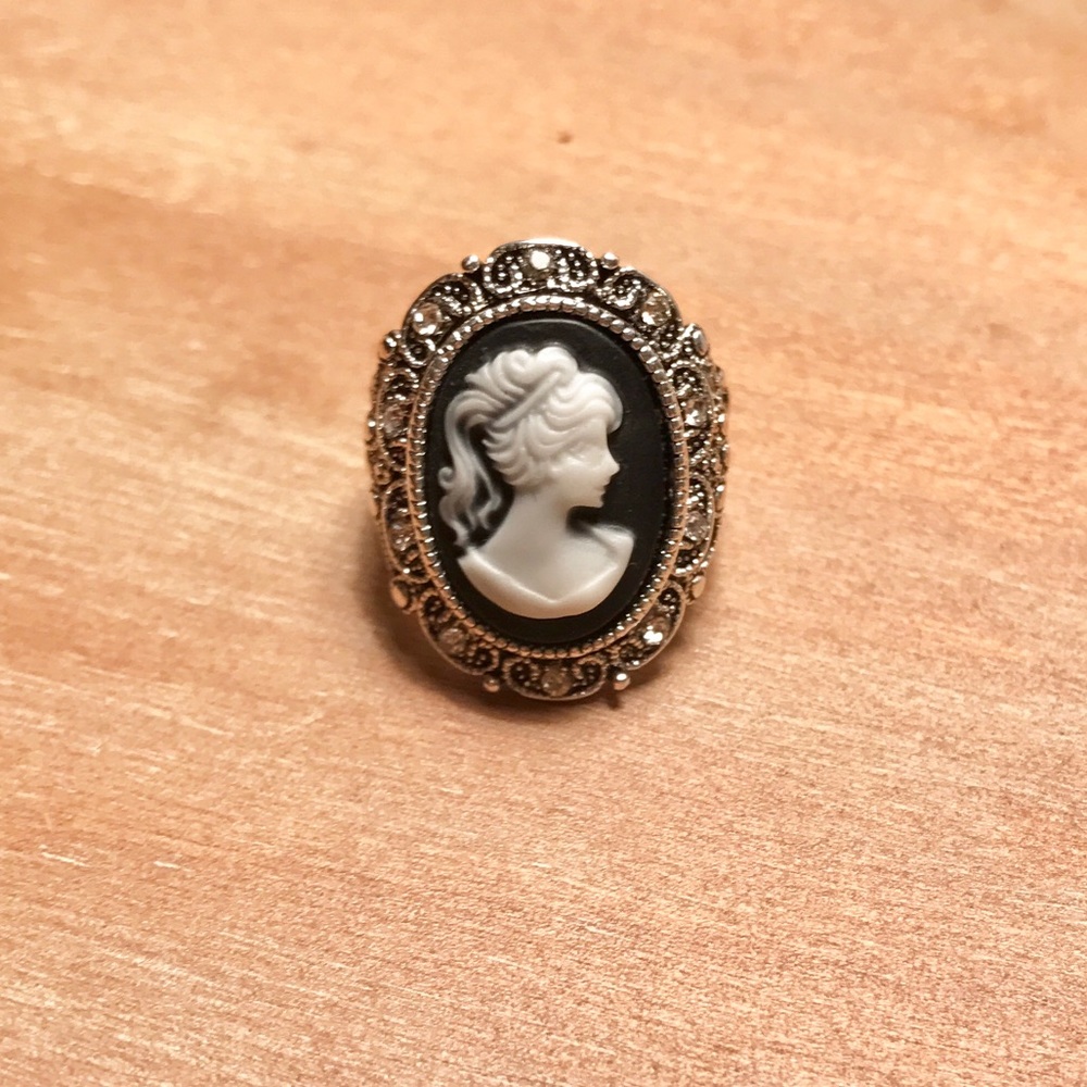 Beautiful vintage cameo ring with rhinestones