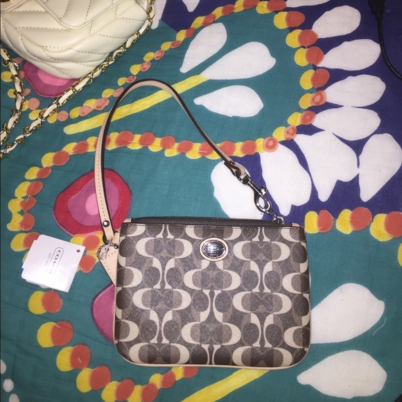 Coach Wristlet Never Used - Given To Me As Gift - Picture 1 of 5