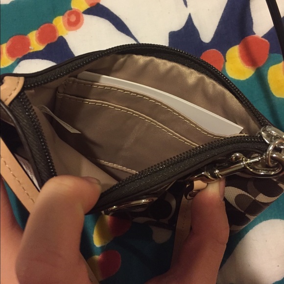 Coach Wristlet Never Used - Given To Me As Gift - Picture 4 of 5