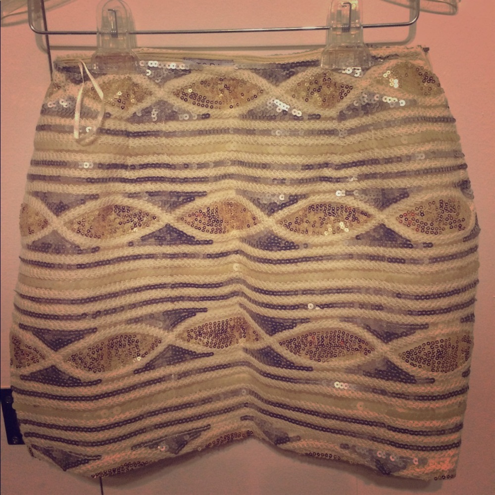 NWOT Tobi cream/gold/silver mini skirt small