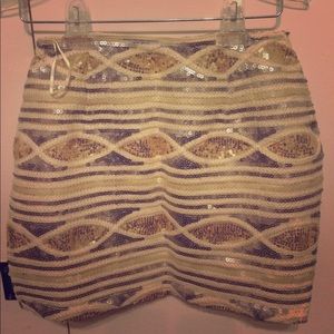 NWOT Tobi cream/gold/silver mini skirt small