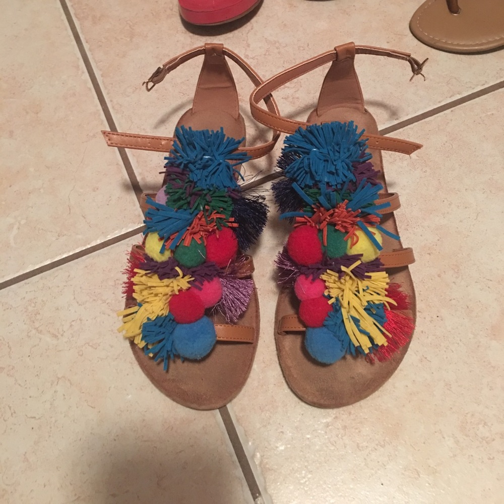 Bamboo pompom sandals