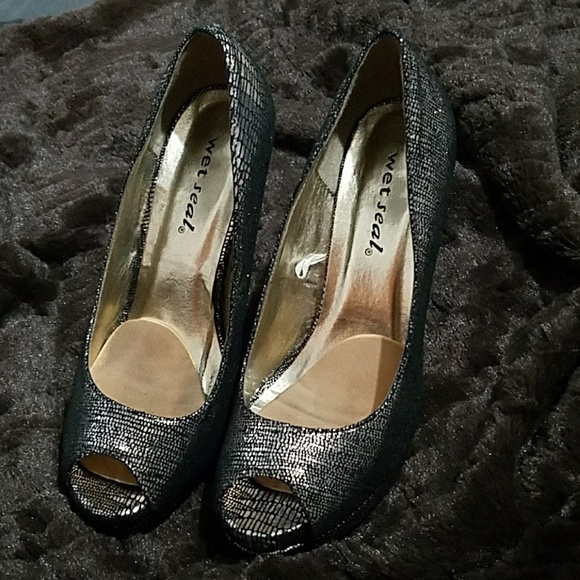 Silver Peep Toe Pumps - Picture 4 of 4