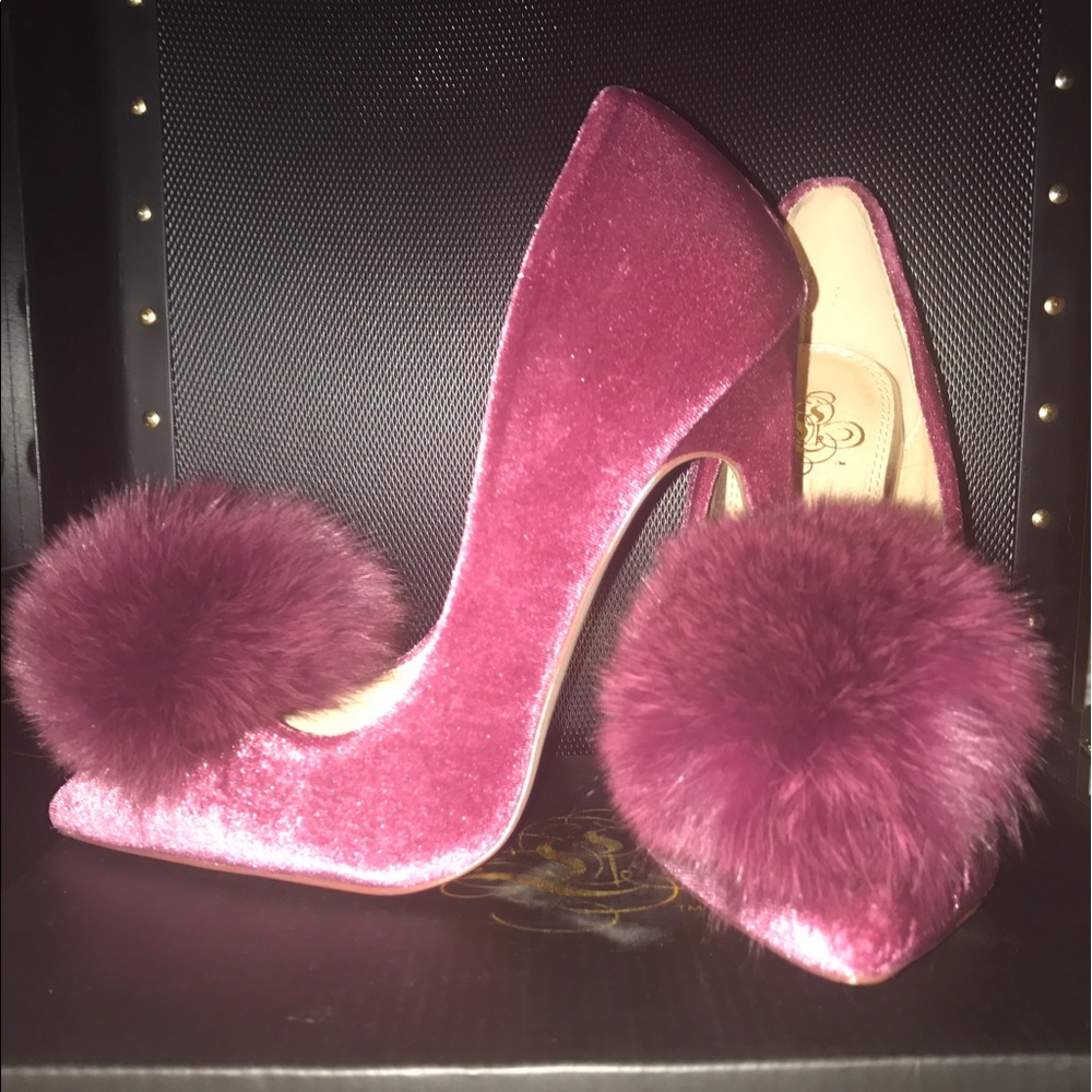Size 7 Pom Pom heels 💗 fits like a 6 1/2