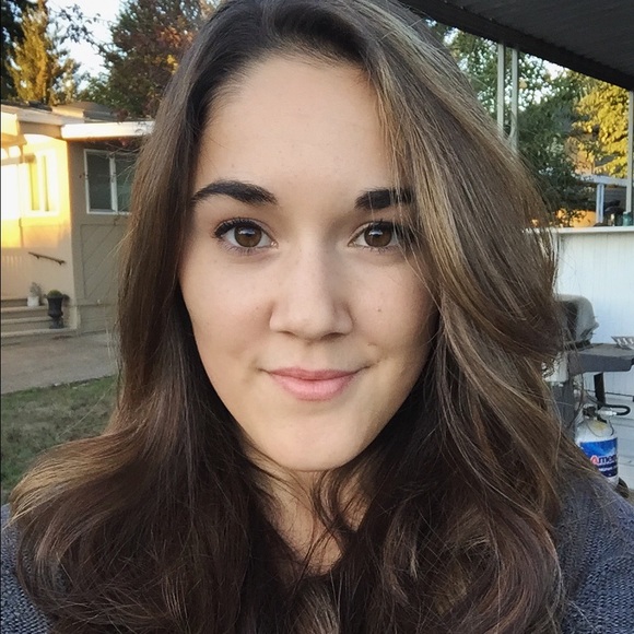 Meet your Posher, Amanda - Picture 3 of 3