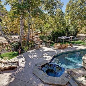 Meet your Posher, Fredrecho