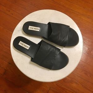 SOLD 😱 Steve Madden Slip Ons