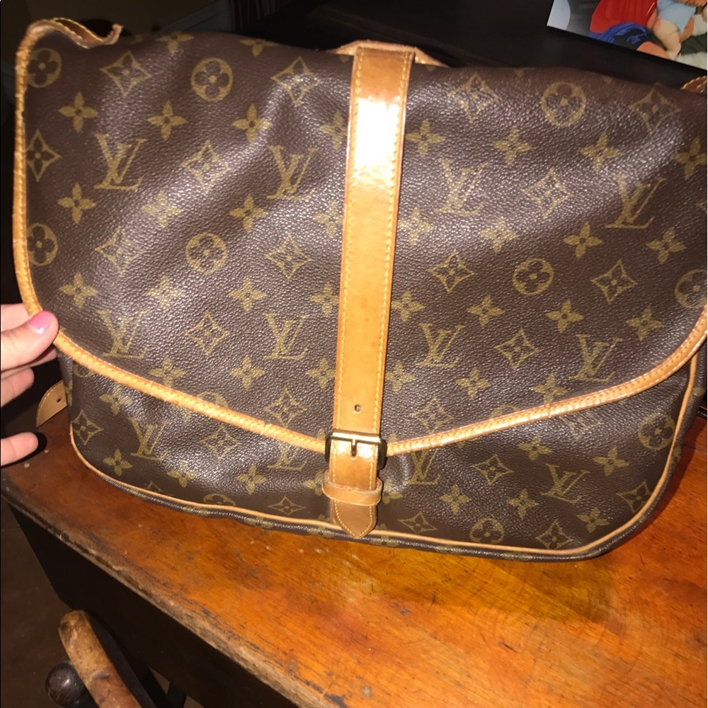 Authentic Louis vuitton crossbody messenger bag.