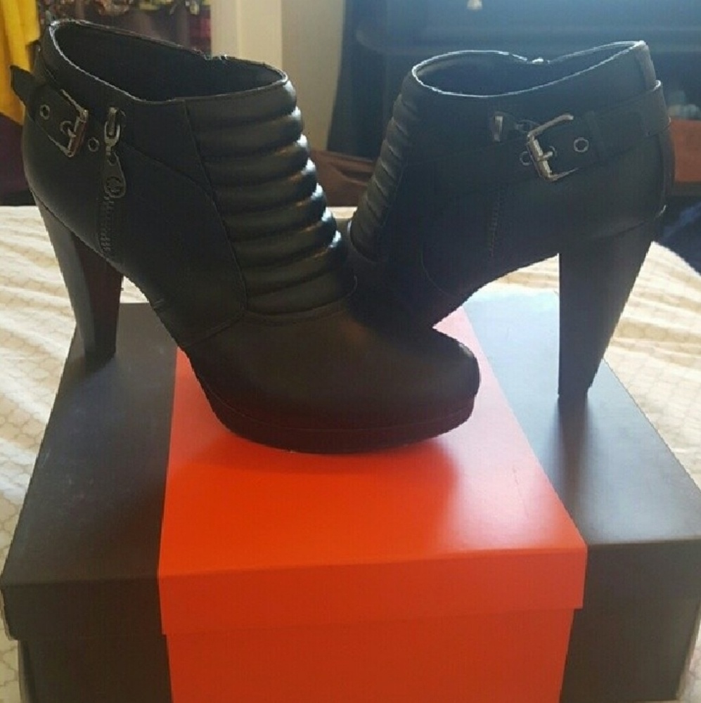 FOR NEENERS GUESS BOOTIES