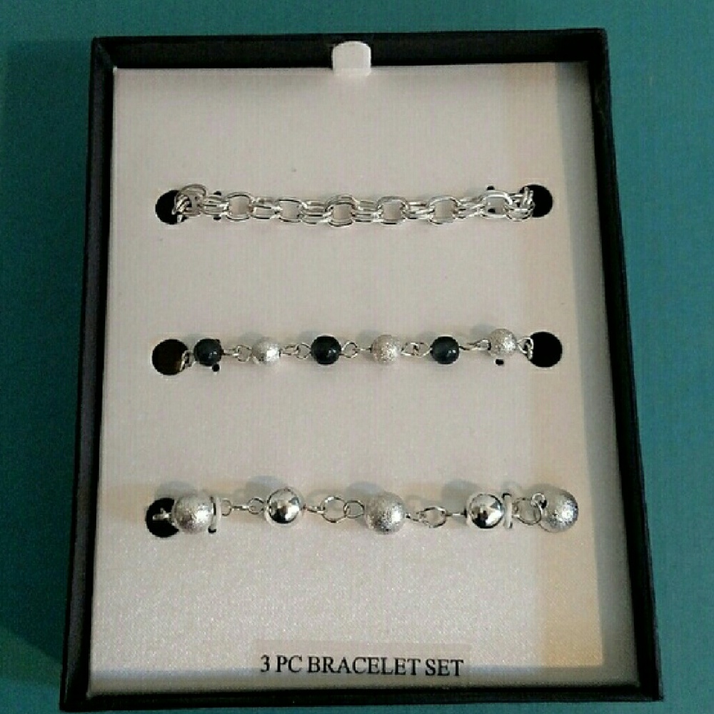 Beautiful brand new 3 piece bracelet gift set.