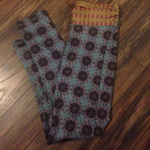 Natural life medium leggings. Give, Love, laugh