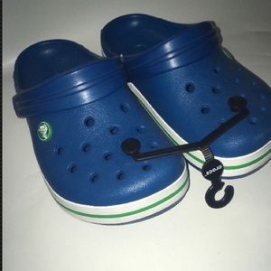 Kids crocs
J 2 Size 2 youth 
Blue White green